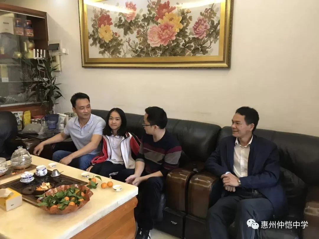 教师们与家长一起探讨孩子的教育问题