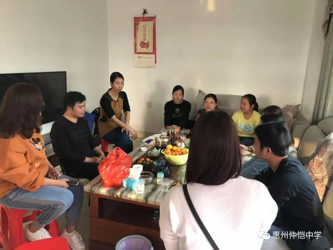 家访教师认真填写家访记录表