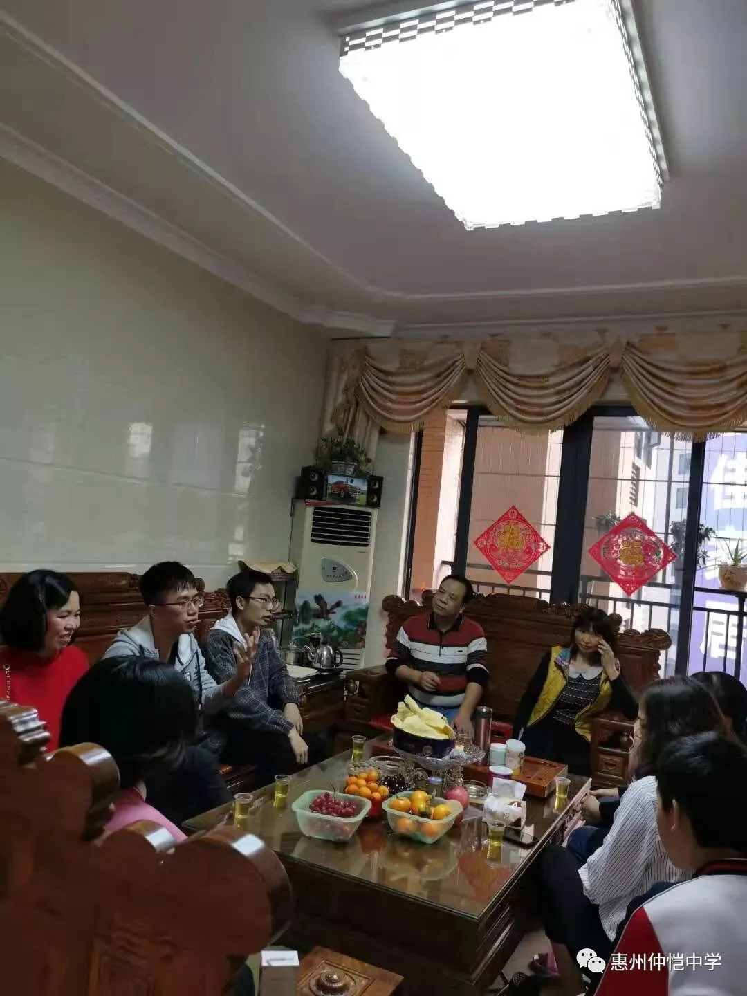 家访活动圆满结束,教师们合影留念