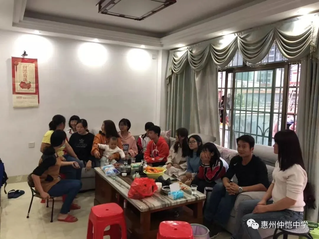 教师与家长亲切交谈,了解学生情况