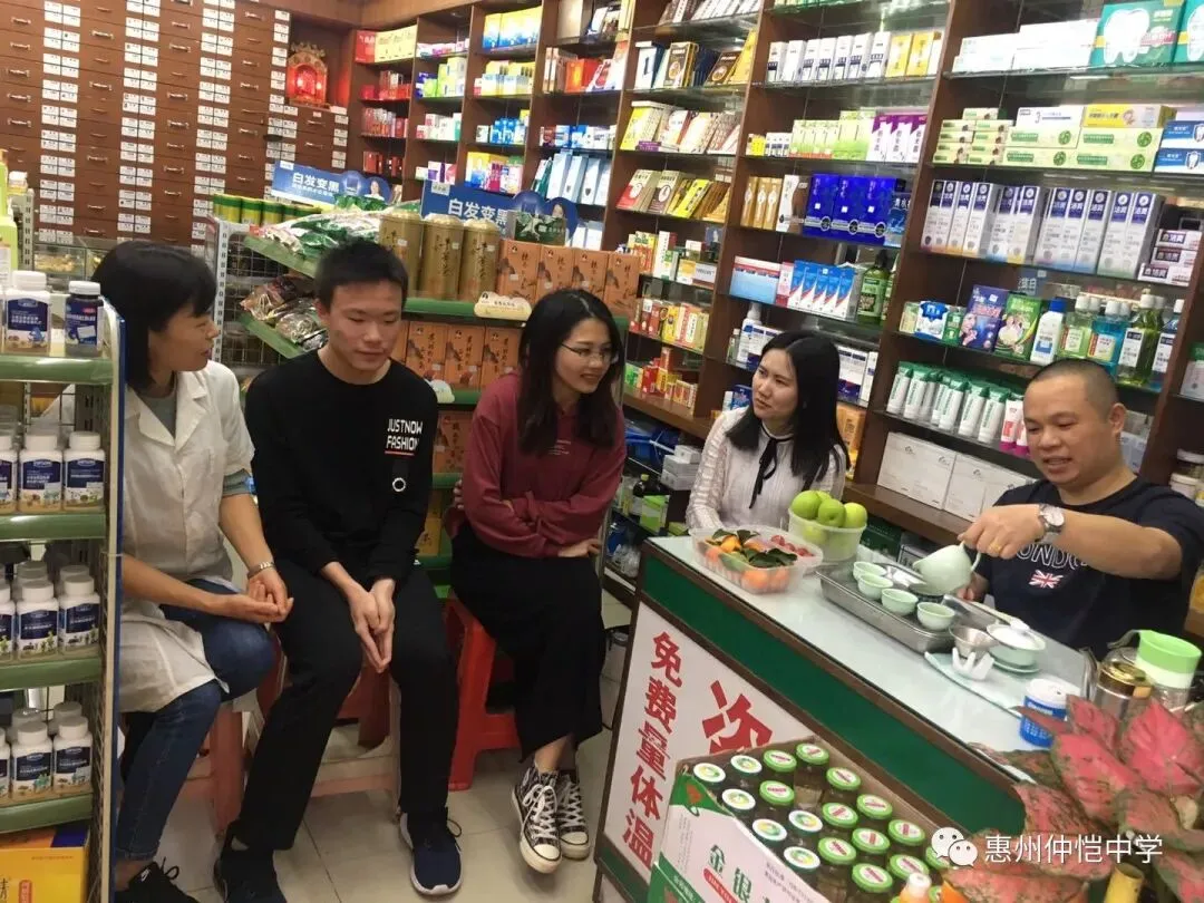 老师们分组讨论家访计划