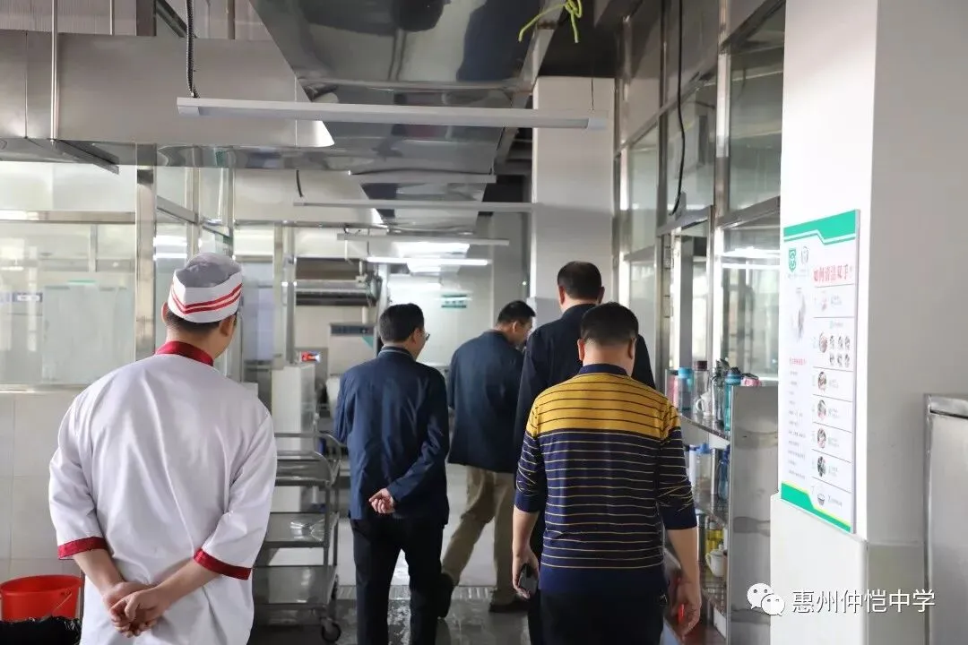 程矛常委一行检查仲恺中学初中部学生饭堂