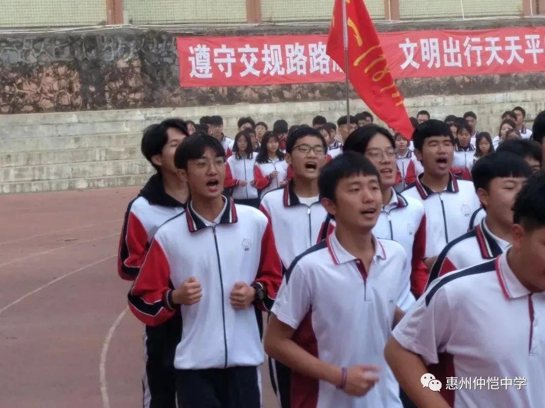 评委们在认真打分