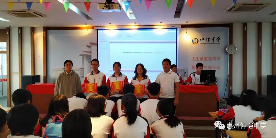 学生会成员为优秀部员颁发奖状和奖品
