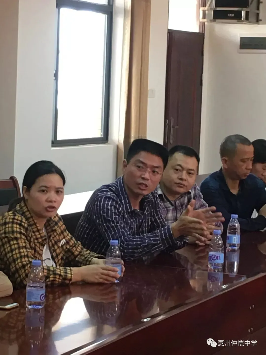 家长志愿者们积极发言交流