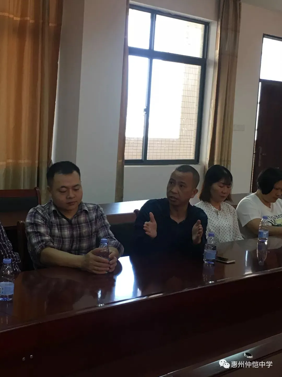 家长志愿者们积极发言交流