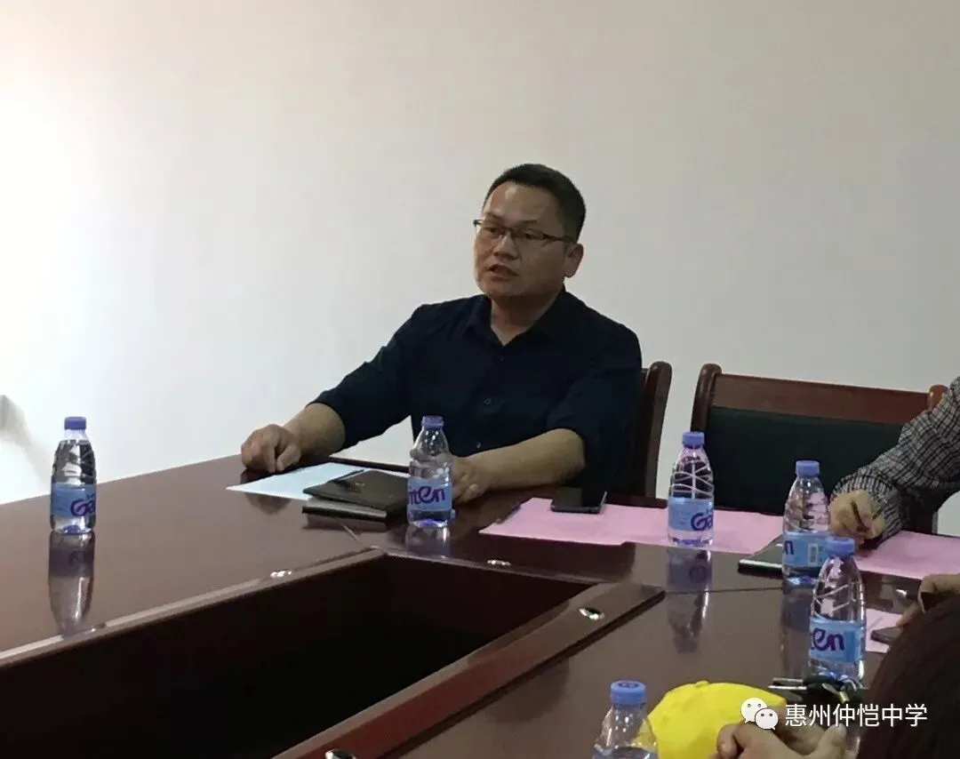 家长志愿者们积极发言交流