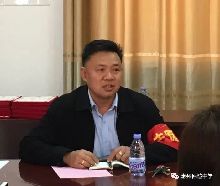 家长志愿者们积极发言交流