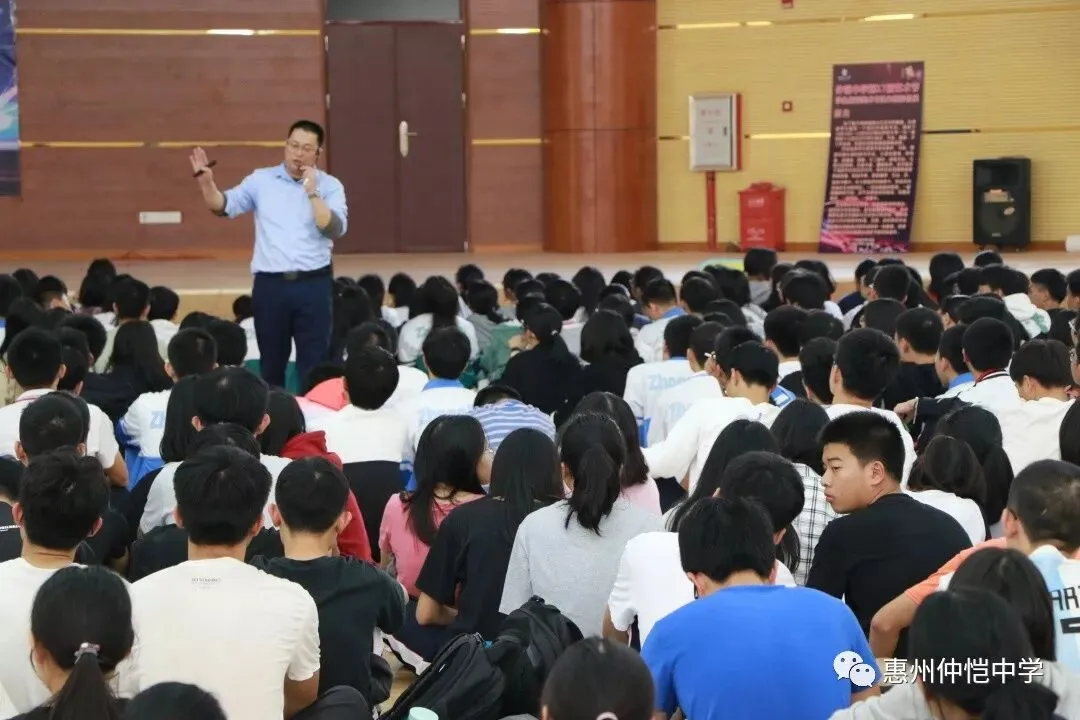 仲恺中学高三学子在励志大会上学习放松技巧