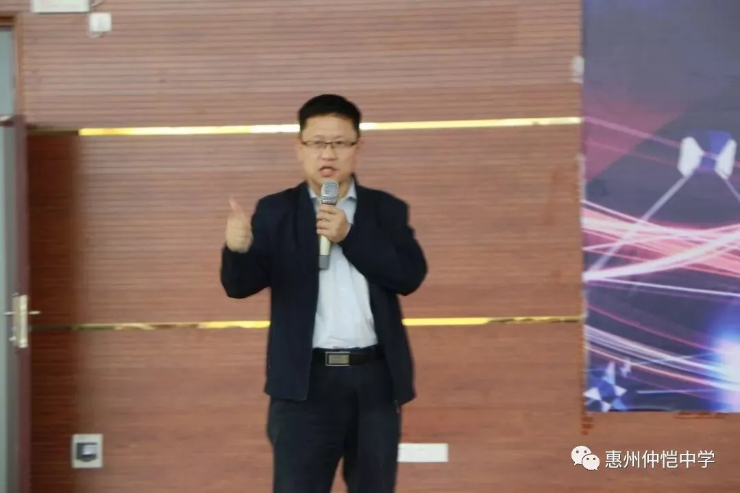 何资桥博士在励志大会上进行生动讲解,与学生互动