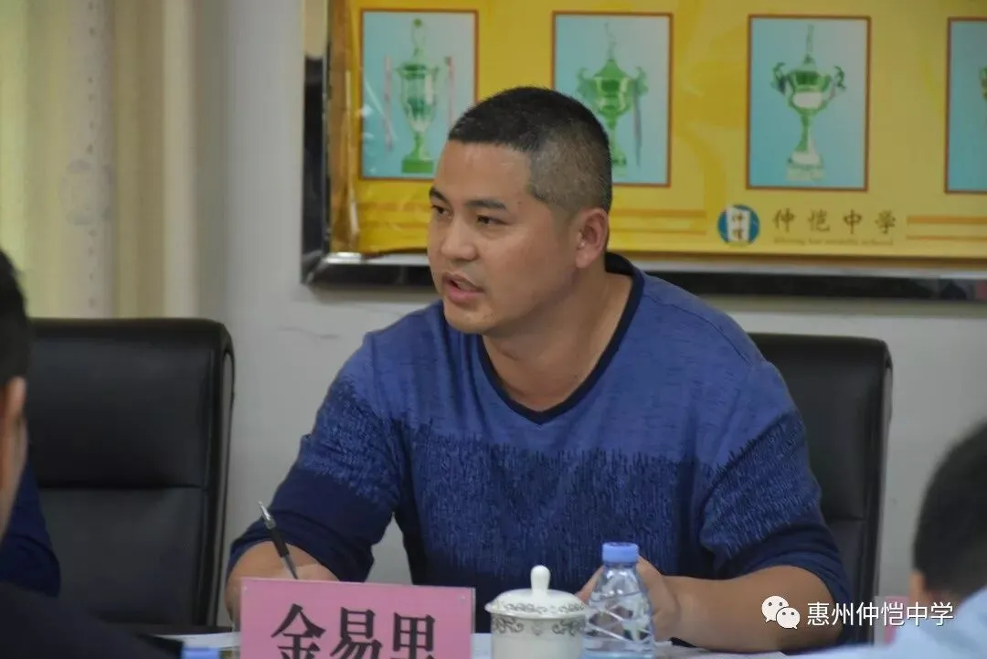 考核小组与学校领导班子合影留念