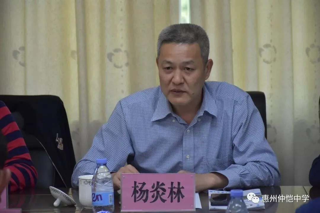考核小组在校园内进行实地查看