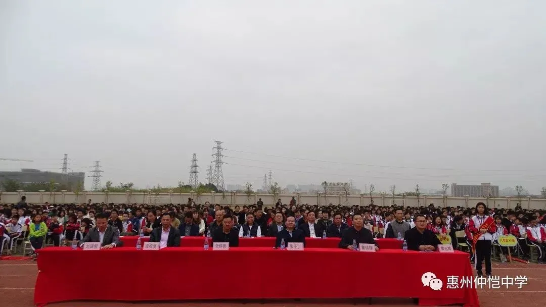 文艺汇演现场师生们充满期待的面孔