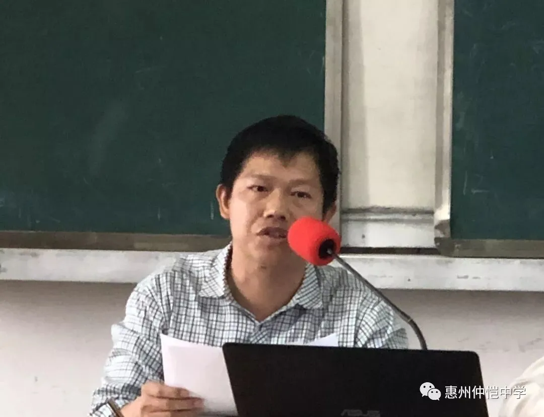 信息中心主任蒋伦寿进行数据分析