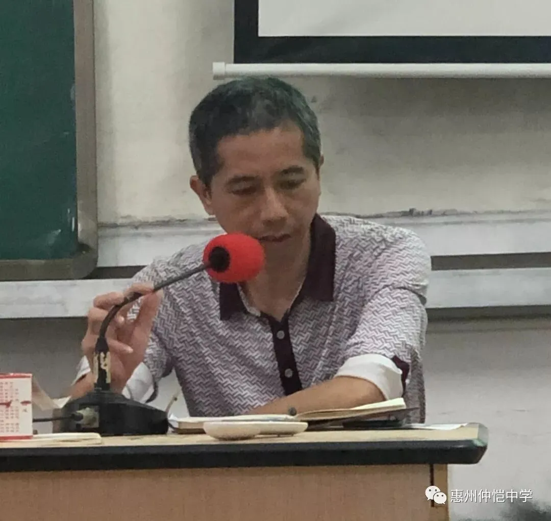 教师们认真聆听选科指导