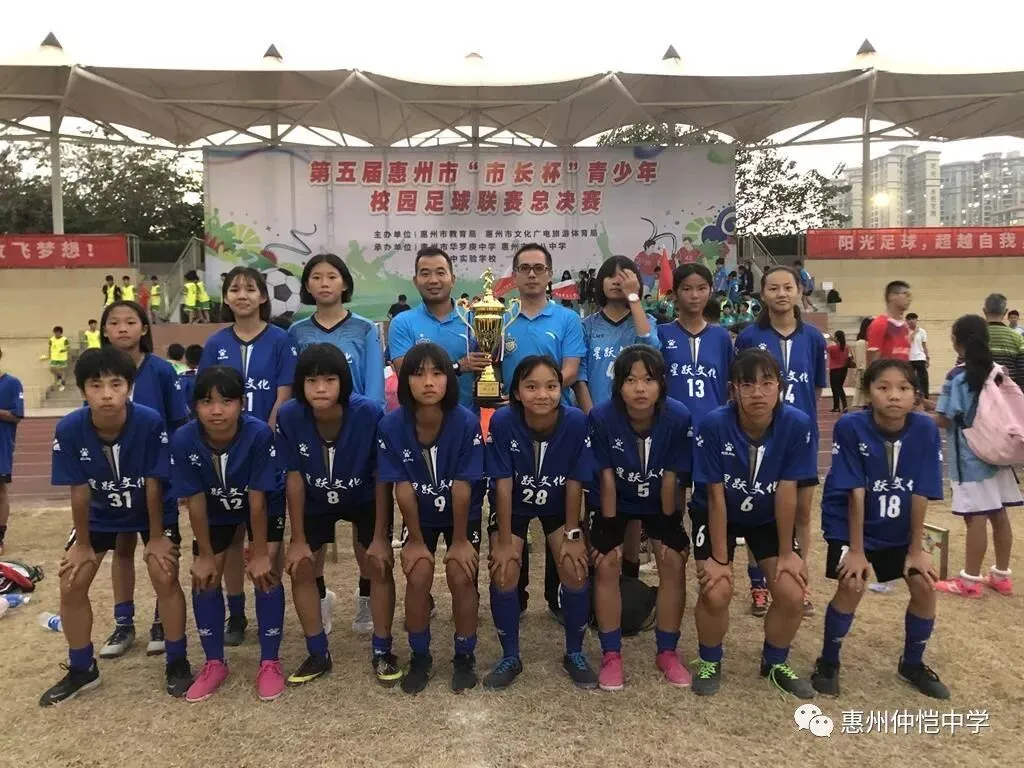 获奖队员与教练合影