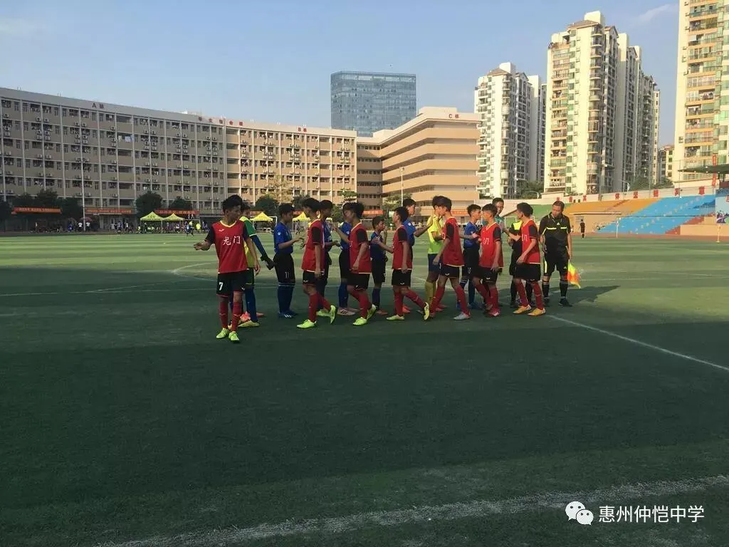 教练员在场边指导队员