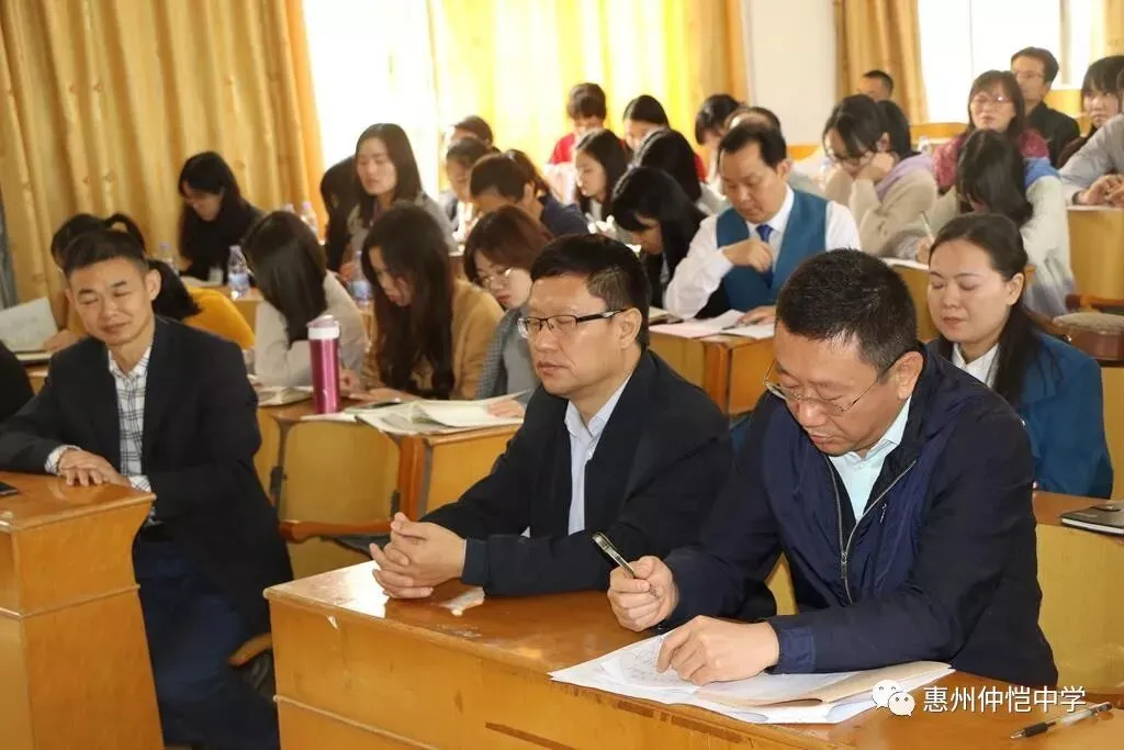 仲恺中学语文科组长向晓林主持评课