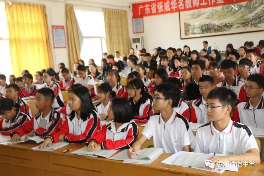 学生们在课堂上积极参与互动