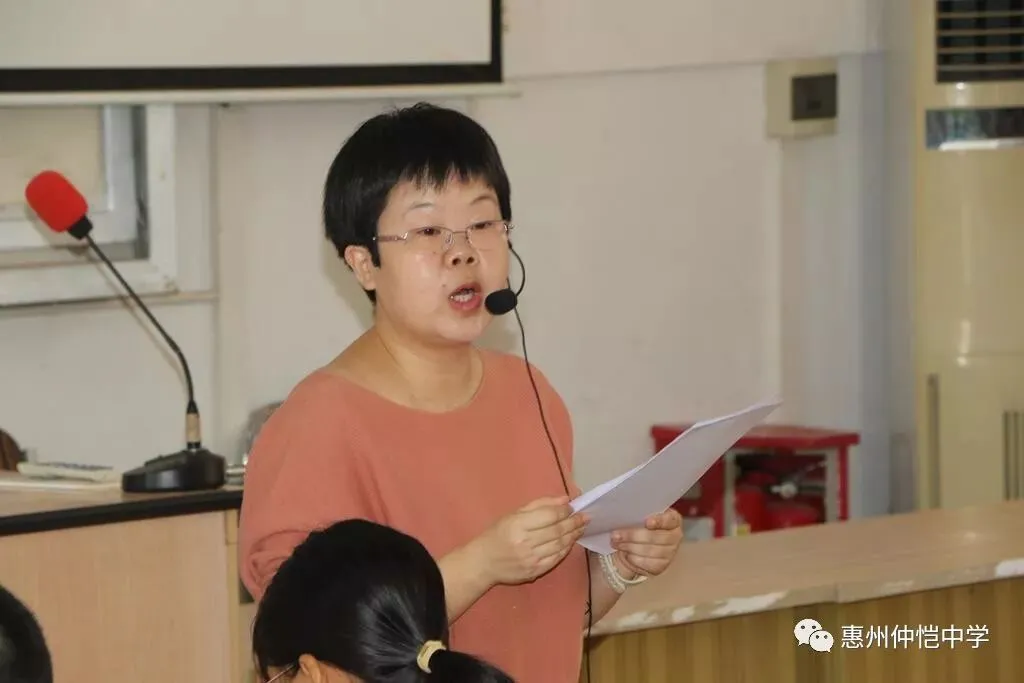 姚炜老师课堂上的学生朗诵展示