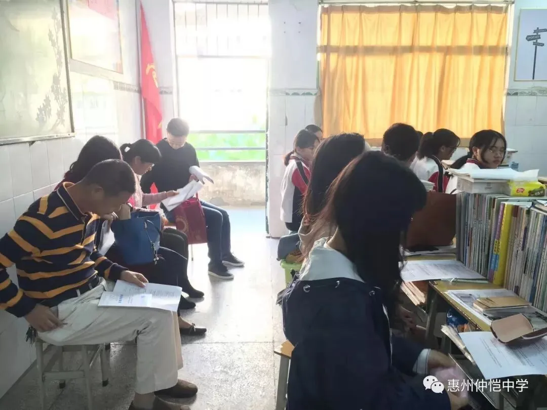 教师们在进行评课活动