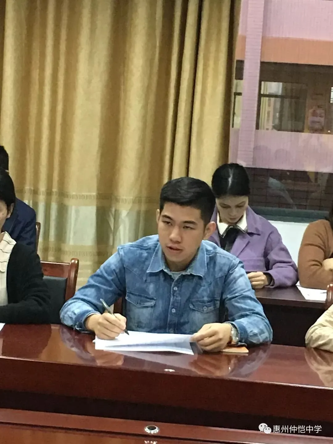 英语老师冯蔚讲解阅读与写作技巧