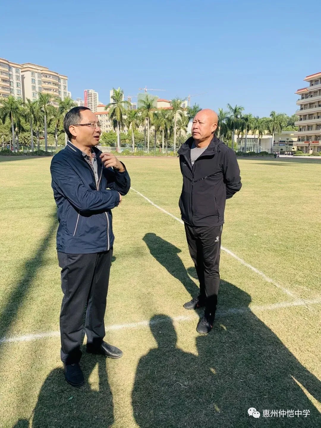 比赛现场,双方队员积极拼抢