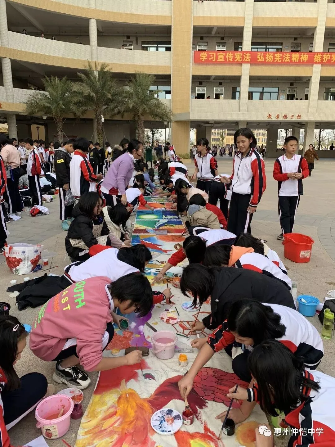 学生们在百米长卷上描绘出丰富多彩的画面