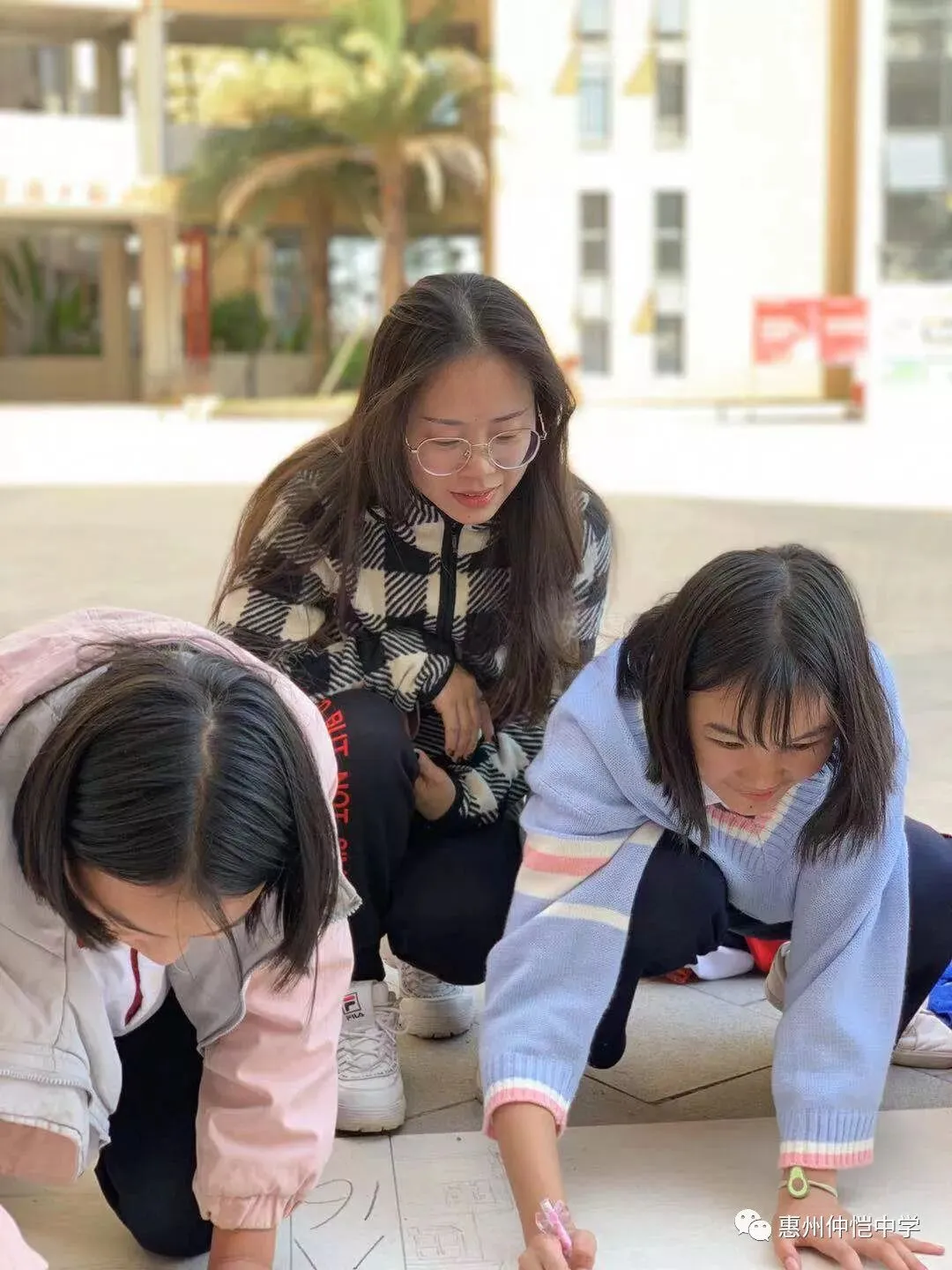 学生们在百米长卷上创作的精彩瞬间