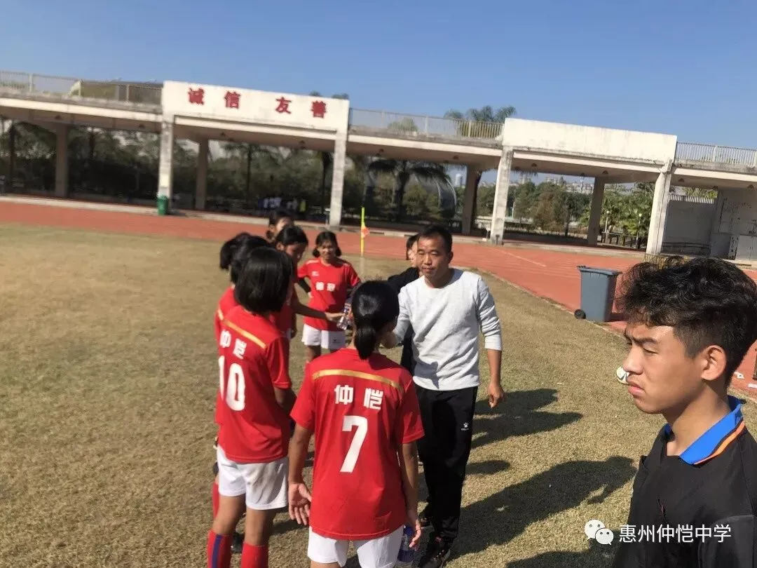 队员们在训练中挥洒汗水