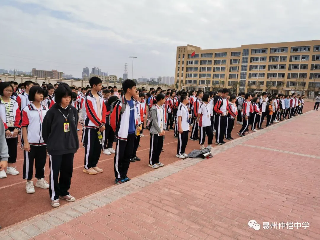 学生们认真聆听消防安全知识讲解