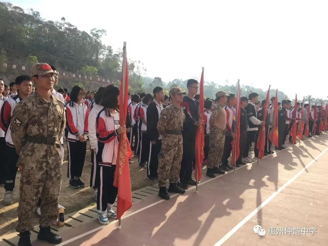 学生们在闭营仪式上合影留念