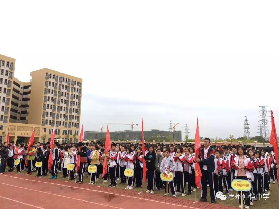 八年级期中考试表彰大会合影留念