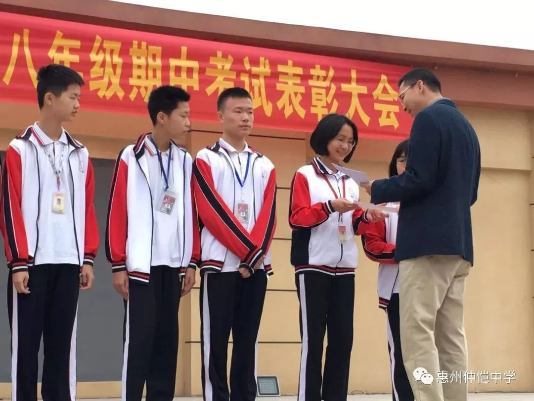 仲恺中学副校长童伟锋为获奖学生颁奖