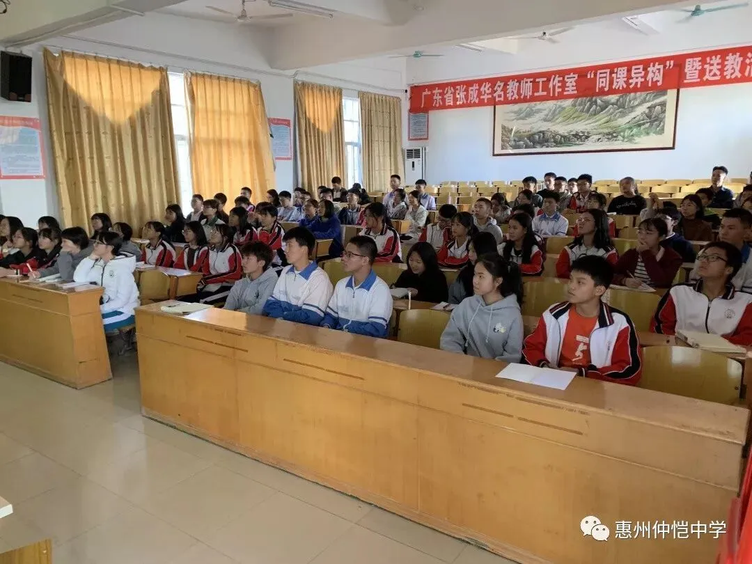 学生们认真观看主题团课视频并做笔记