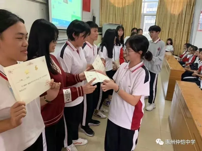学生会成员合影留念