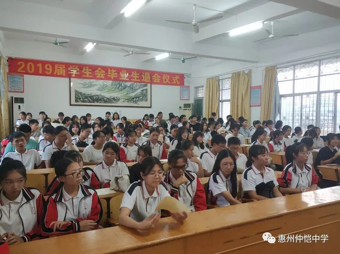 学生会成员们对未来充满希望