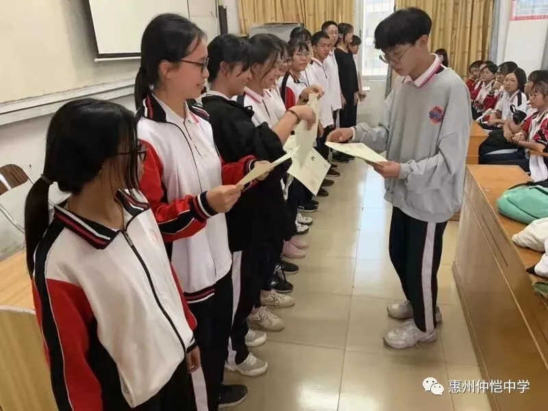 学生会成员接受荣誉证书