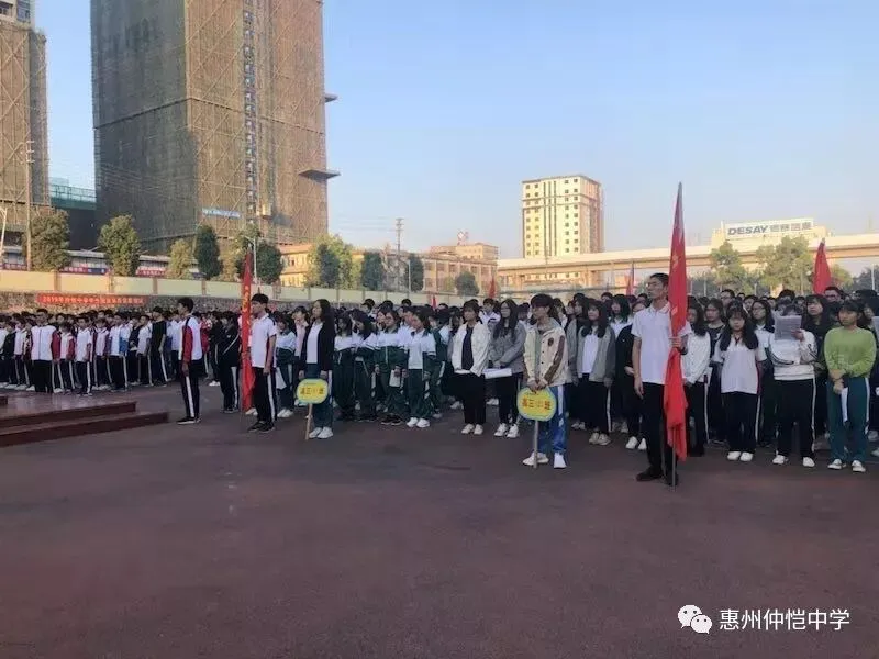 仲恺中学青年志愿者服务队队员合影