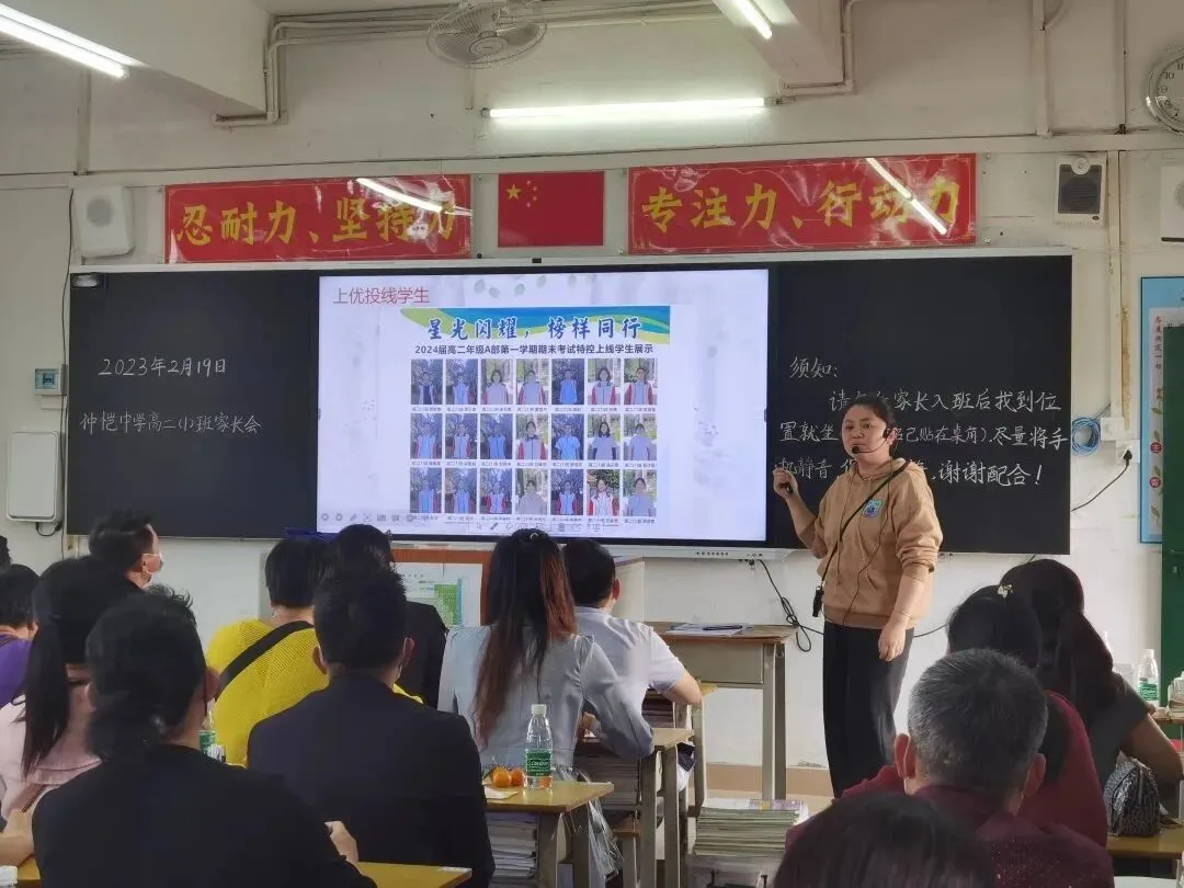 家长们在校园内交流心得