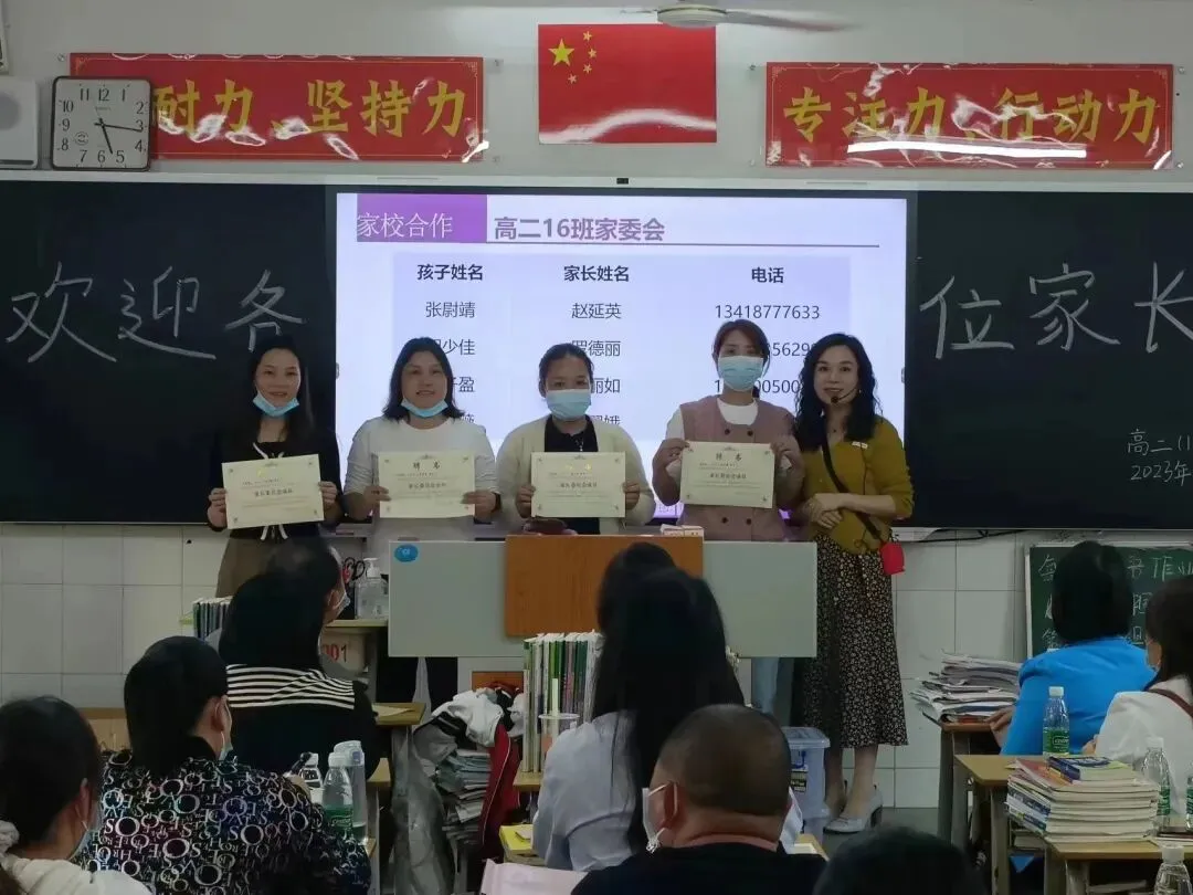 学生与家长在校园内温馨互动