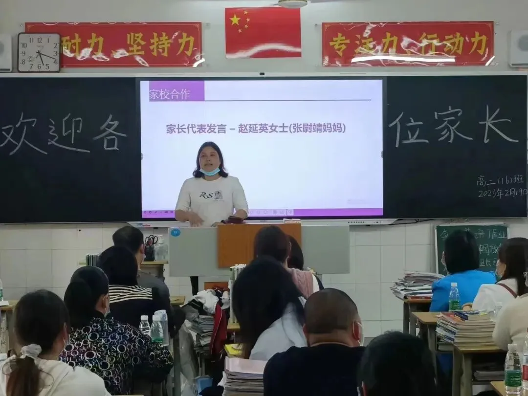 家长们在校园内愉快交谈