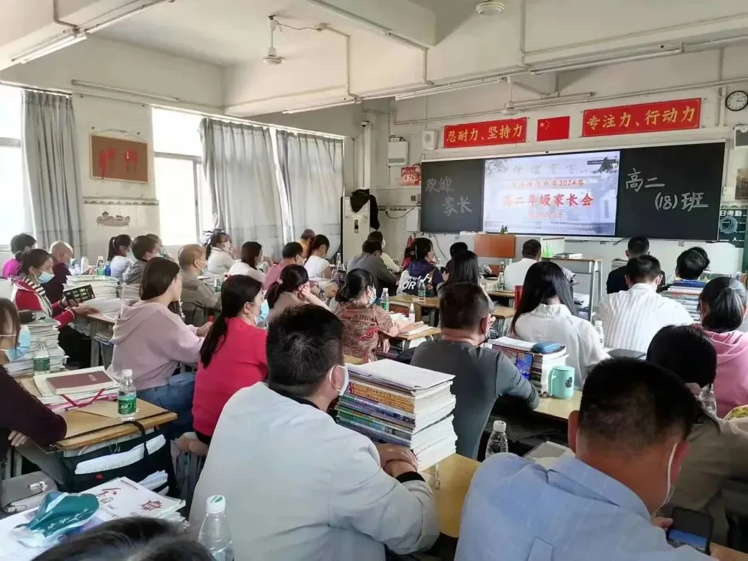 家长们在校园内依依不舍