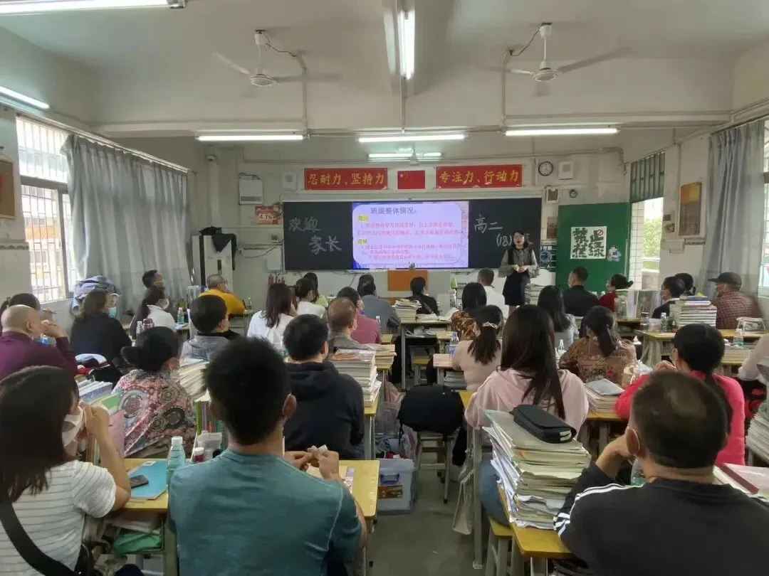 家长们在校园内留影