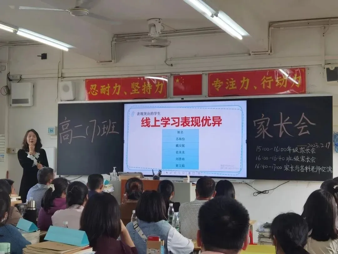家长们在校园内依依惜别