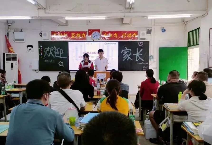 家长们在校园内分享教育经验