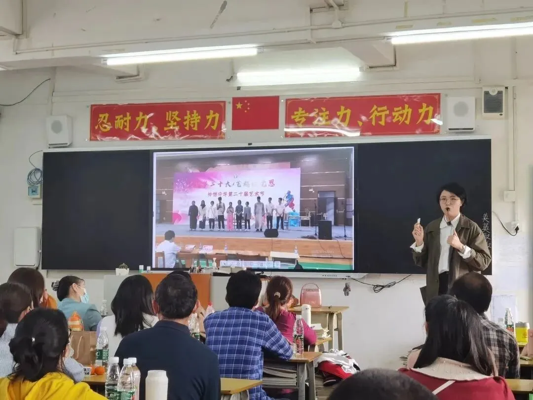 家长们在校园内合影留念