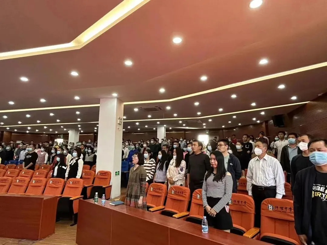 家长与老师在校园内合影