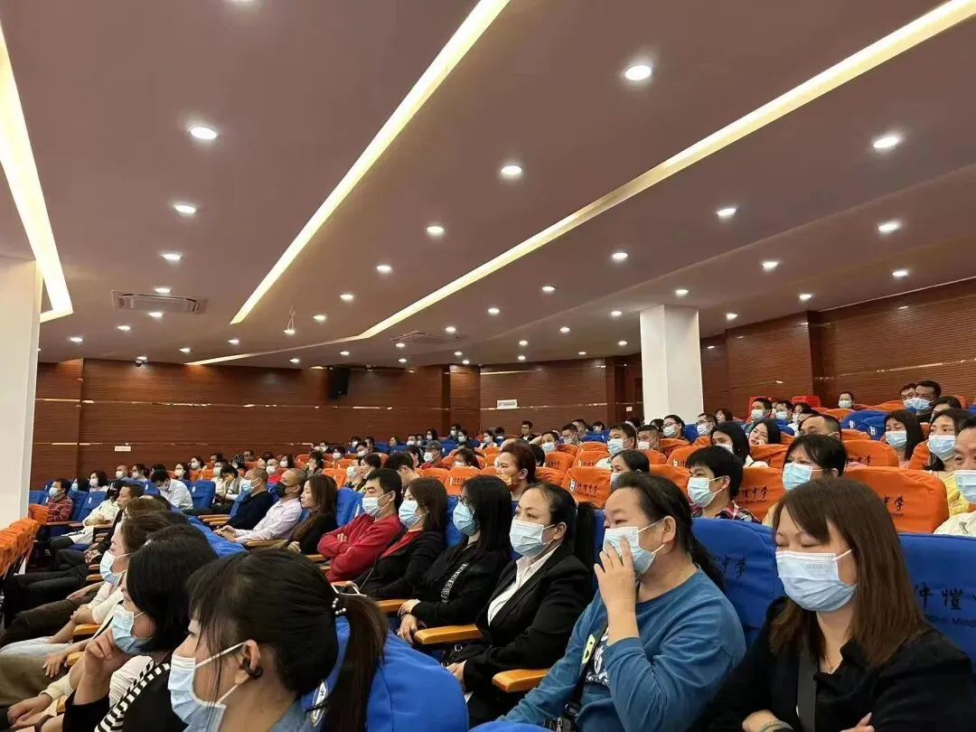 家长们与学校领导亲切交流