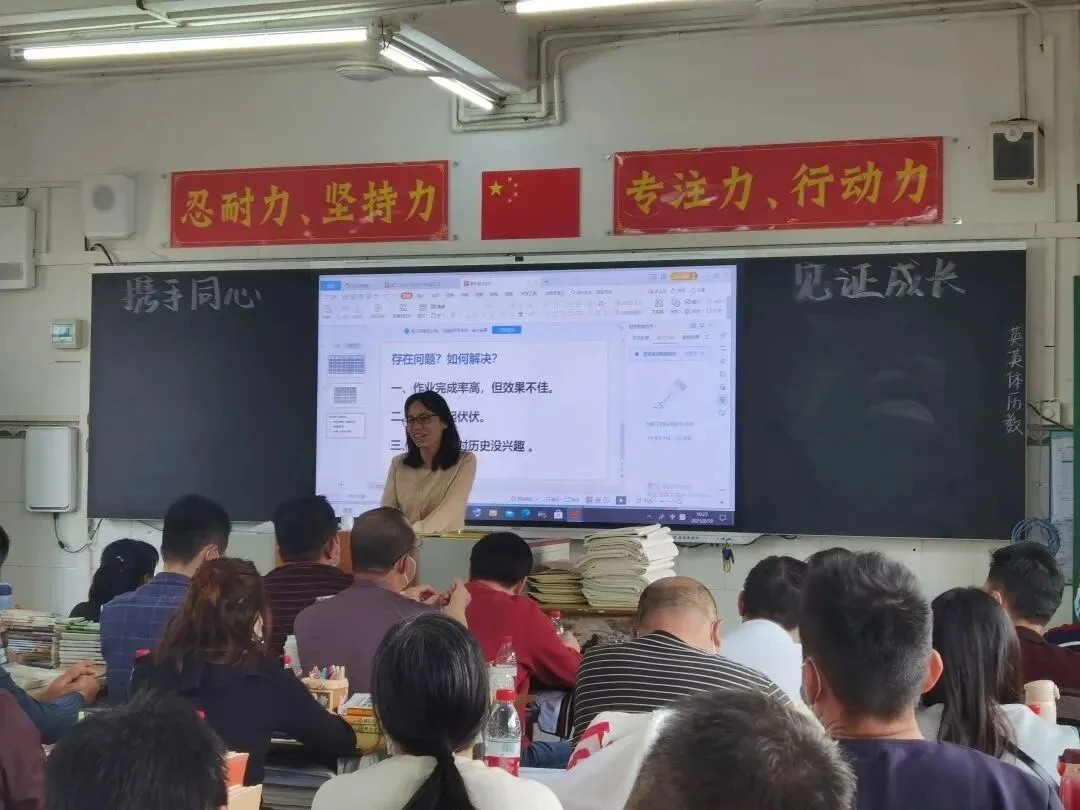 家长们在班级内热烈讨论